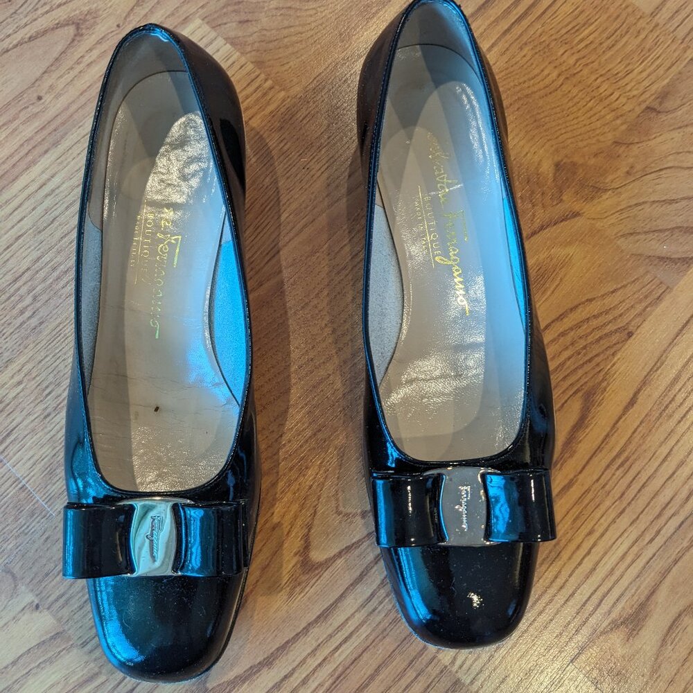 Salvatore Ferragamo heels 8 B black tuxedo patent